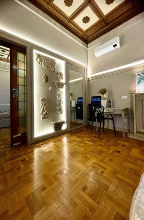 Executive Apartment | Frette Italian sheets, premium bedding, down comforters, in-room safe - Z-ArchSuites Urbs (Rome)