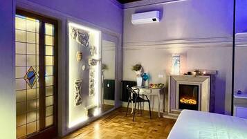 Executive Apartment | Frette Italian sheets, premium bedding, down comforters, in-room safe