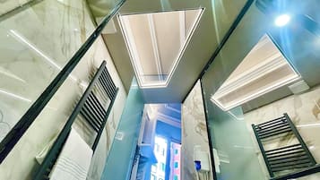 Habitación superior | Baño | Ducha, cabezal de ducha tipo lluvia, secador de pelo y bidé