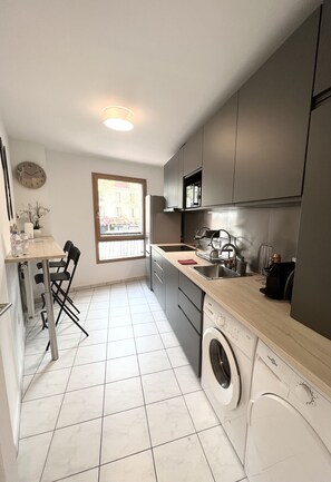 Réfrigérateur, micro-ondes, plaque de cuisson, lave-vaisselle