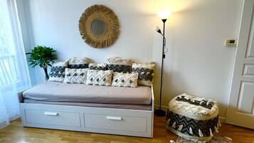 2 chambres, bureau, fer et planche à repasser, lit parapluie