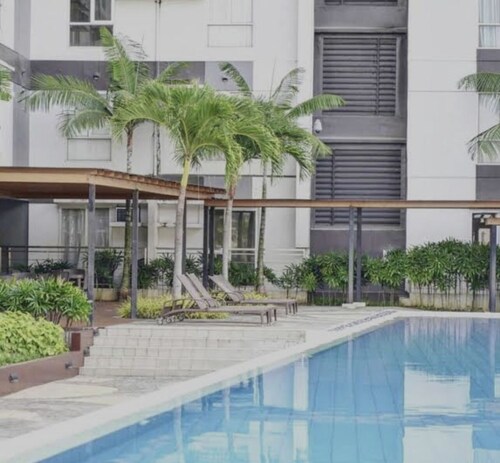 a cozy studio unit located at the city center near shopping and restaurant areas