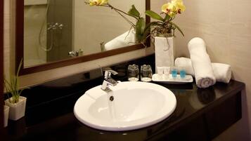 Shower, rainfall showerhead, free toiletries, hair dryer