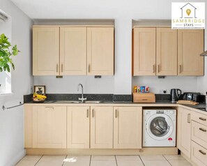 Apartamento | Cozinha privada | Geladeira, micro-ondas, fogão, cooktop