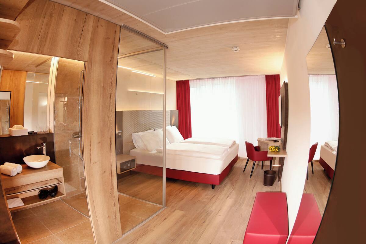 Habitación de diseño doble, 1 cama de matrimonio grande | Ropa de cama hipoalergénica, caja fuerte, escritorio
