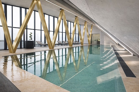 Indoor pool, open 7:00 AM to 10:00 PM, pool umbrellas, pool loungers. Hotel im Zentrum für Visionen
