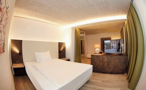 Studiosvit Design - 1 sovrum | Allergitestade sängkläder, värdeförvaringsskåp på rummet och skrivbord