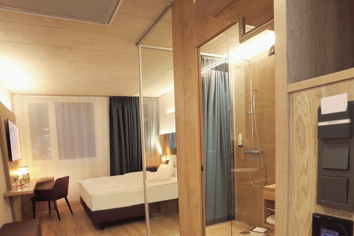 Hypoallergeen beddengoed, een kluis op de kamer, een bureau