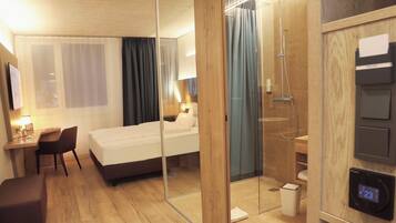 Ropa de cama hipoalergénica y caja de seguridad en la habitación