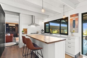 Een koelkast, een microgolfoven, een kookplaat, een vaatwasser