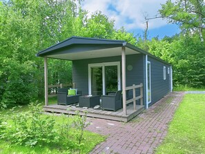 Terrace/patio - Knus 4 Persoons Chalet met 4 Leenfietsen Nabij Natuurgebieden (Oosterwolde)
