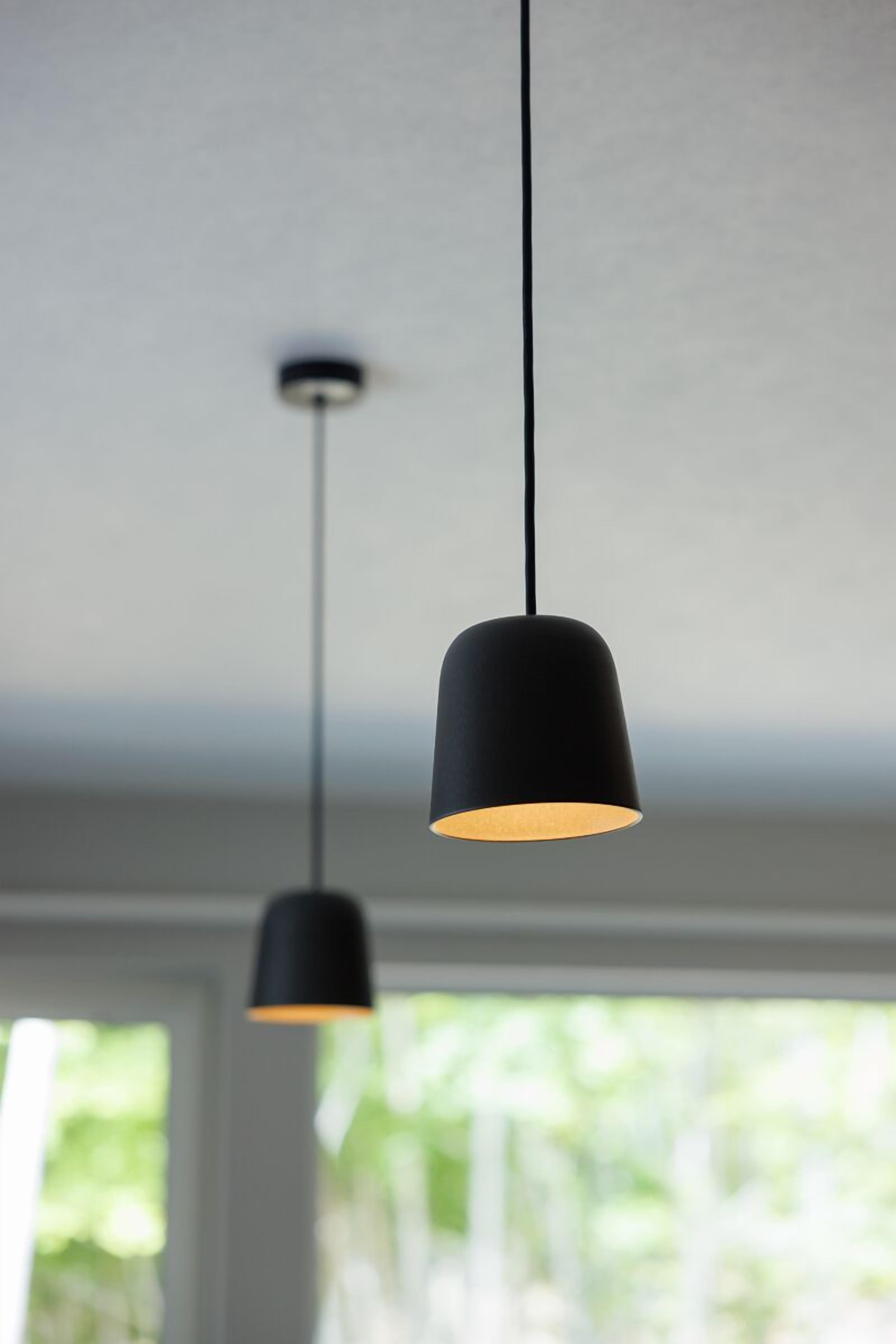 Un interno moderno con due lampade a sospensione.
