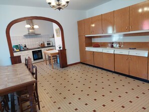 Fridge, microwave, oven, electric kettle - Ancienne Maison de Ferme , au Calme Avec de Grands Espaces Sans vis à vis (Graces)