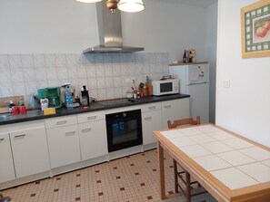 Kjøleskap, mikrobølgeovn, ovn og vannkoker