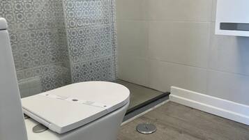 Panorama-Zimmer, Meerblick | Badezimmer | Dusche, Handtücher