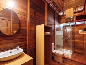 Shower, rainfall showerhead, free toiletries, bidet