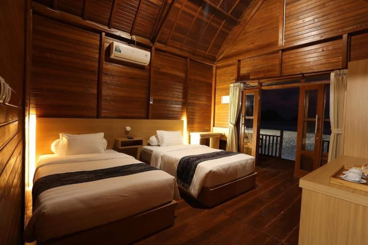Deluxe Room | Bathroom | Shower, rainfall showerhead, free toiletries, bidet