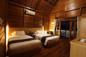 Deluxe Room | Bathroom | Shower, rainfall showerhead, free toiletries, bidet