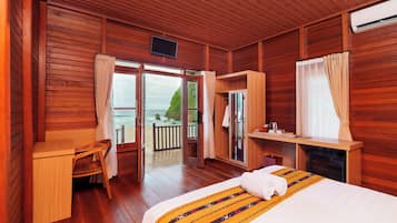 Deluxe-rum | Skrivbord, mörkläggningsgardiner, extrasängar och sängkläder