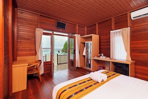 Escritorio, cortinas blackout y camas plegables/adicionales