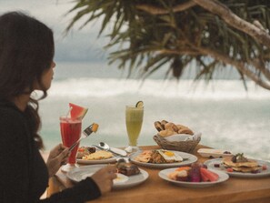 Desayuno a la carta todos los días (con cargo) 