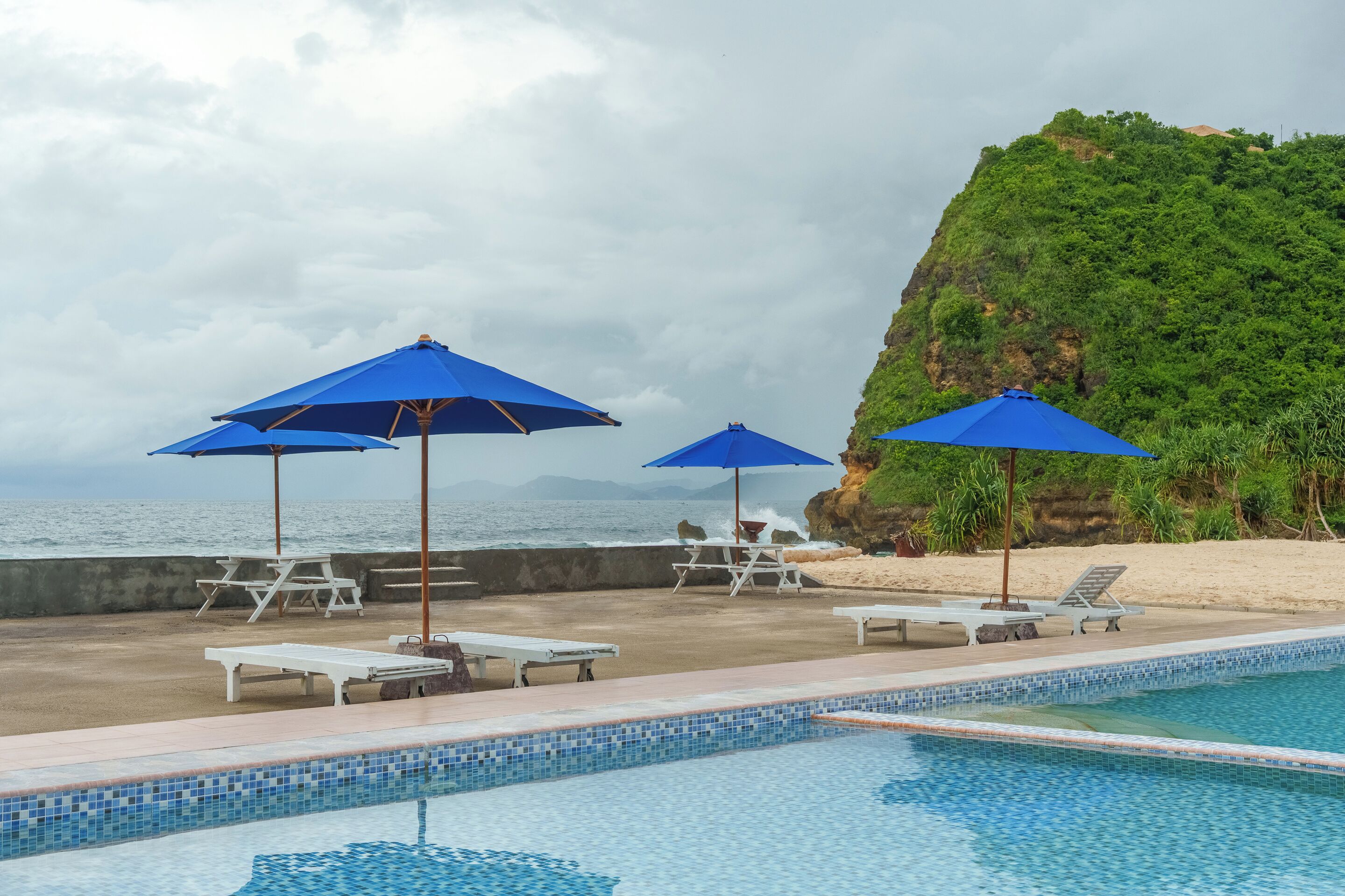 Una piscina al aire libre