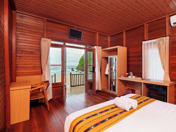 Deluxe Room | Desk, blackout drapes, rollaway beds, bed sheets