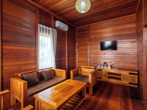 Family Villa | Desk, blackout drapes, rollaway beds, bed sheets