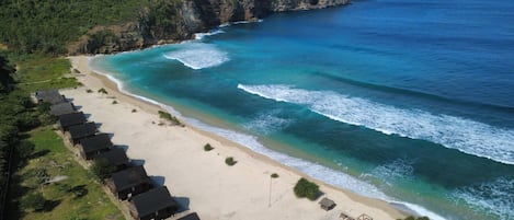 Playa privada, playa de arena blanca, camastros y vóleibol de playa