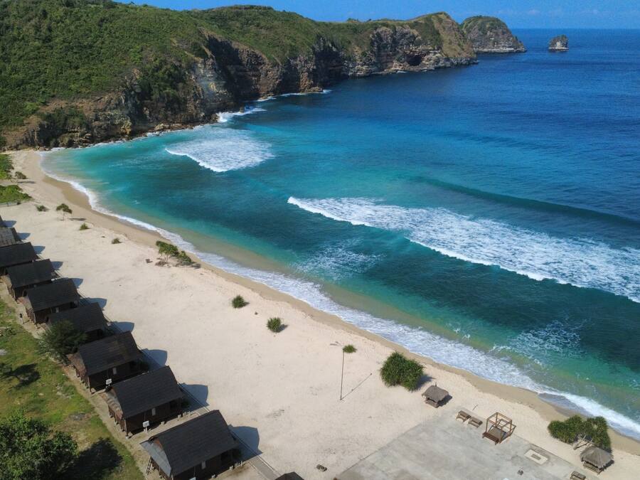 Private beach, white sand, sun-loungers, beach volleyball