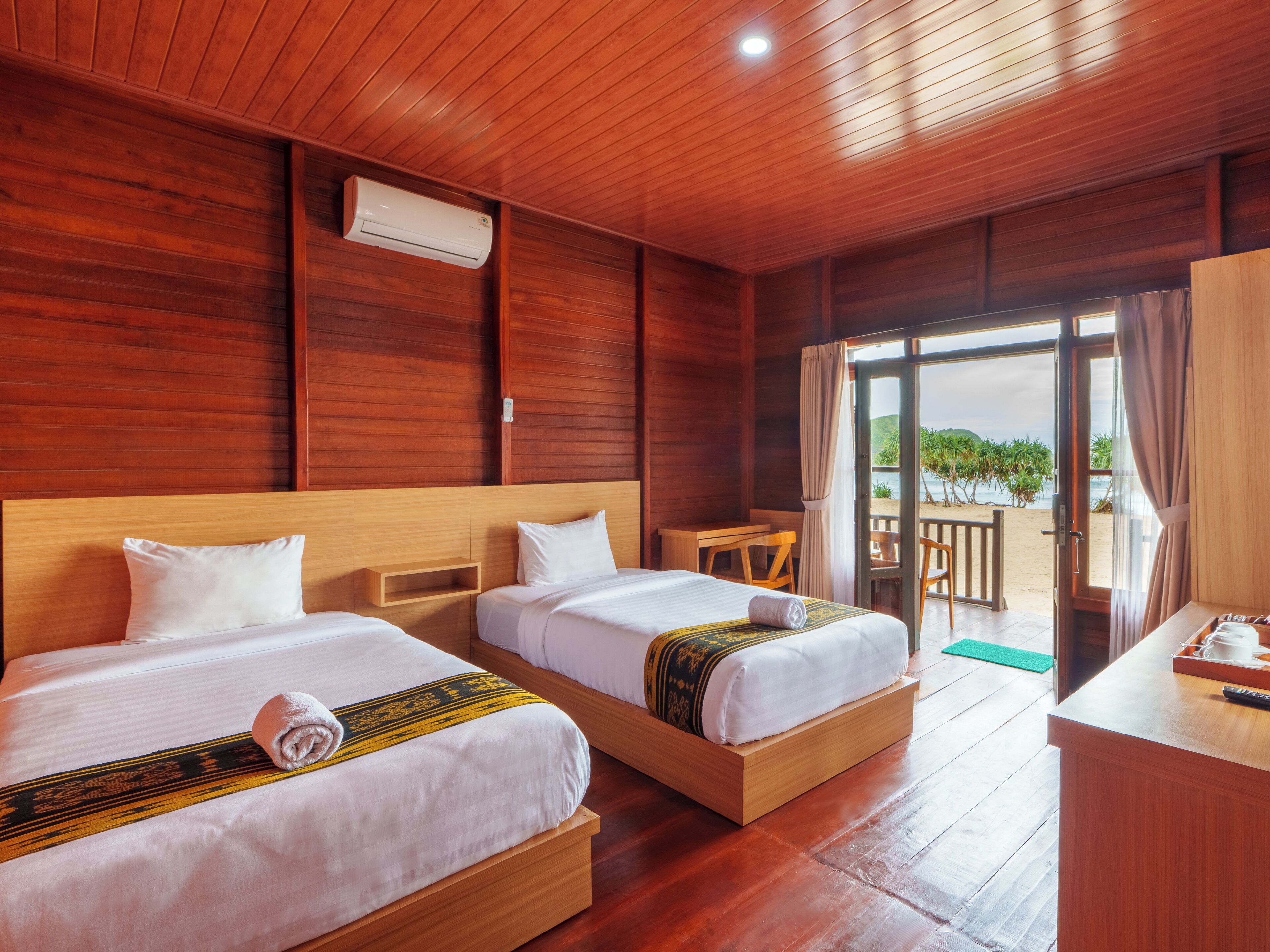 Skrivebord, blendingsgardiner, ekstrasenger (mot et tillegg) og sengetøy