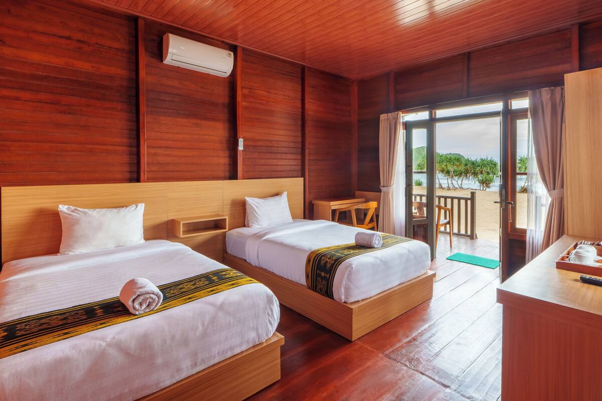 Skrivebord, blendingsgardiner, ekstrasenger (mot et tillegg) og sengetøy