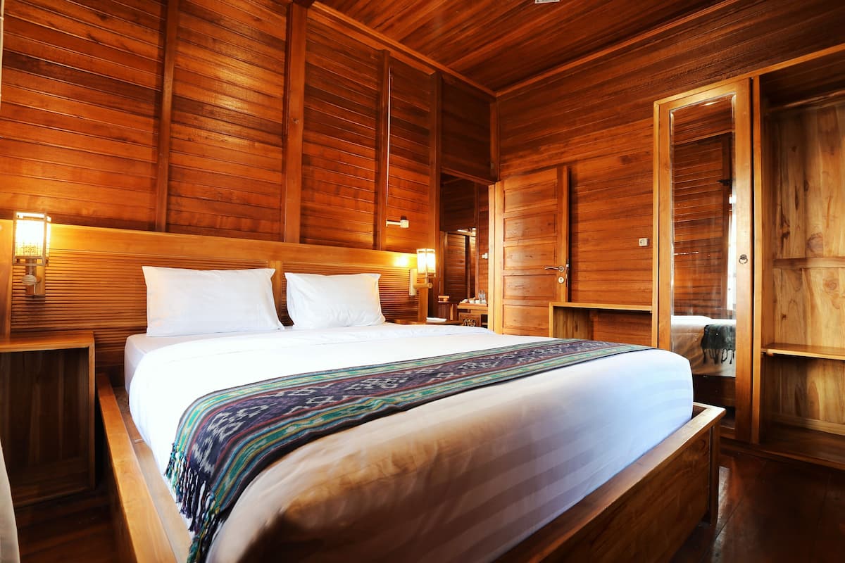 Family Villa | Desk, blackout drapes, rollaway beds, bed sheets