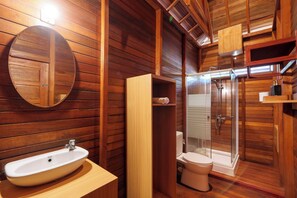 Shower, rainfall showerhead, free toiletries, bidet - Umarimba Beach Lodge (Mertak)
