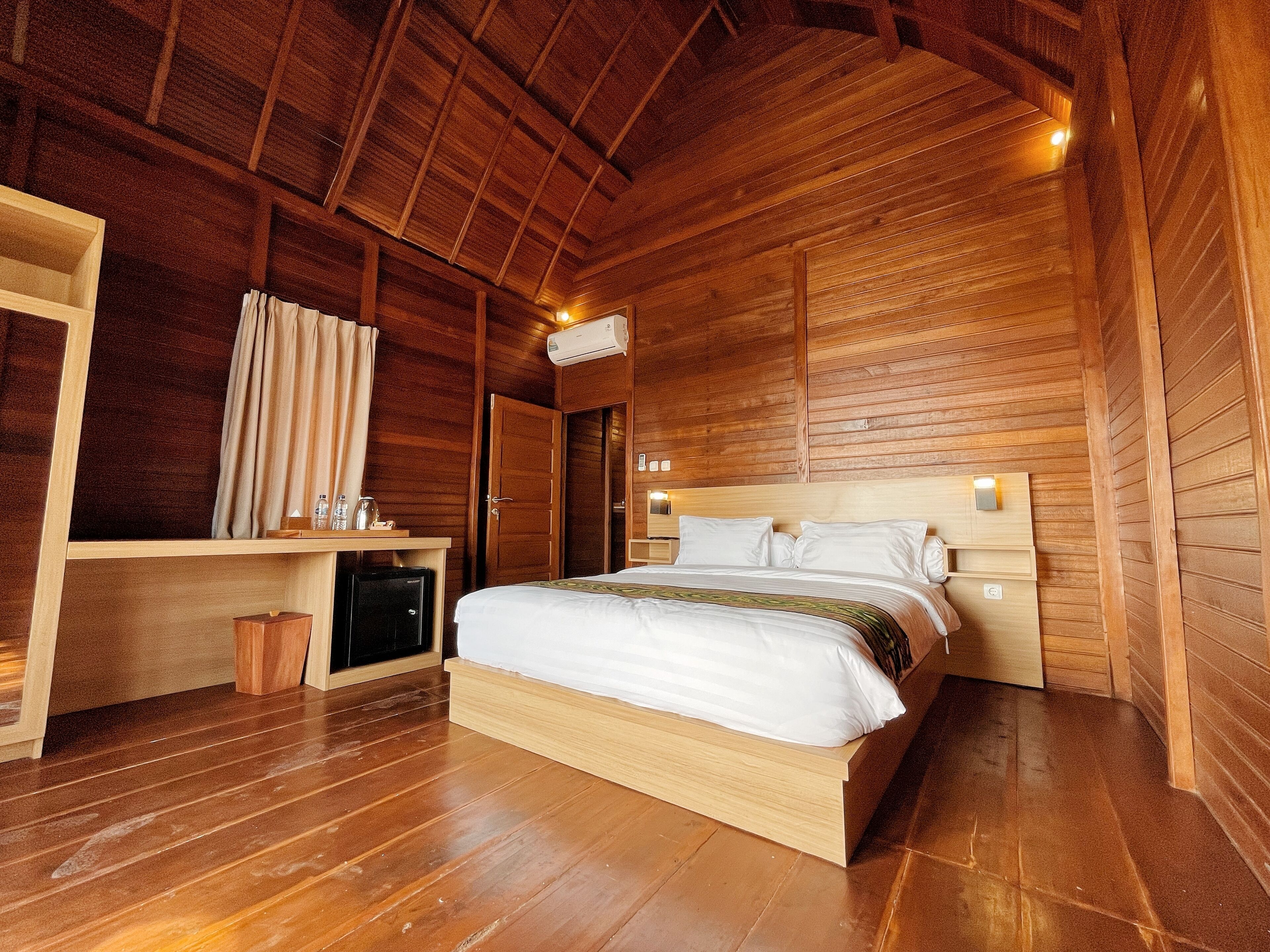 デラックス ルーム | デスク、遮光カーテン、可動式ベッド、ベッドシーツ