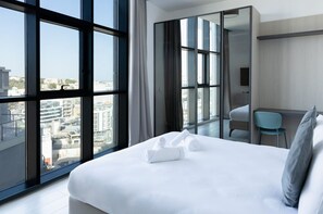 3 habitaciones, escritorio y tabla de planchar con plancha 