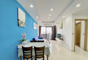 2 habitaciones, escritorio y espacio para trabajar con laptop 