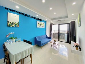 Familieleilighet | 2 soverom, skrivebord, skrivebord for bærbar PC og blendingsgardiner