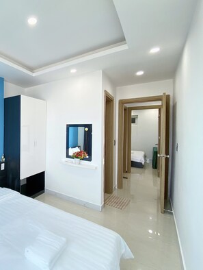 2 habitaciones, escritorio y espacio para trabajar con laptop 