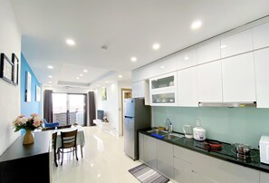 2 habitaciones, escritorio y espacio para trabajar con laptop 