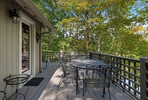 Outdoor dining - Water's Edge-Water Views, Dock/Slip, Hot Tub, Fire Pit, SUPs (Winchester)