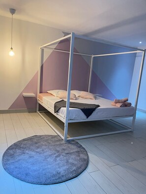 6 bedrooms, iron/ironing board, WiFi, bed sheets