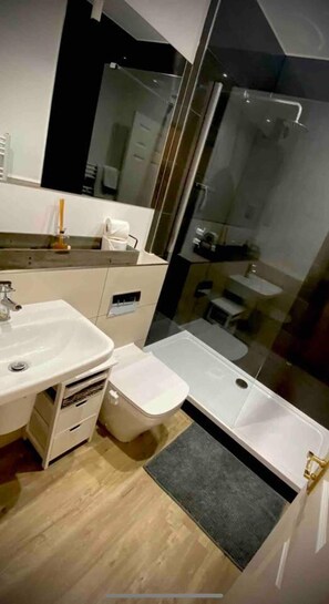 อพาร์ทเมนท์, เตียงควีนไซส์ 1 เตียง และโซฟาเบด | ห้องน้ำ | ฝักบัว, ไดร์เป่าผม, ผ้าเช็ดตัว