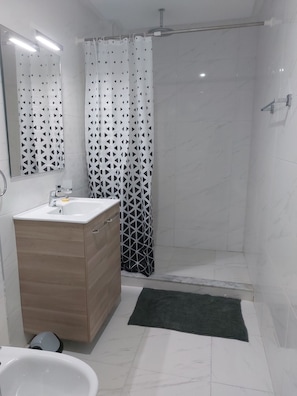 Shower, hair dryer, bidet, towels - Chic, Calme et Centre Marrakech (Marrakech)