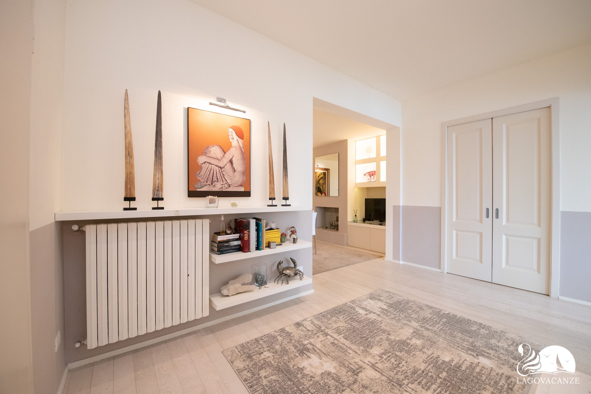 Villa de lujo | Área de sala de estar | Televisión de pantalla plana de 50 pulgadas con canales digitales 