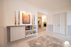 奢華別墅 | 客廳 | 50 吋平面電視連數碼電視頻道