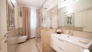 Luxury Villa | Bathroom | Shower, free toiletries, bidet, towels