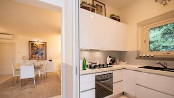 Luxury Villa | Private kitchen | Full-size fridge, oven, dishwasher, coffee/tea maker