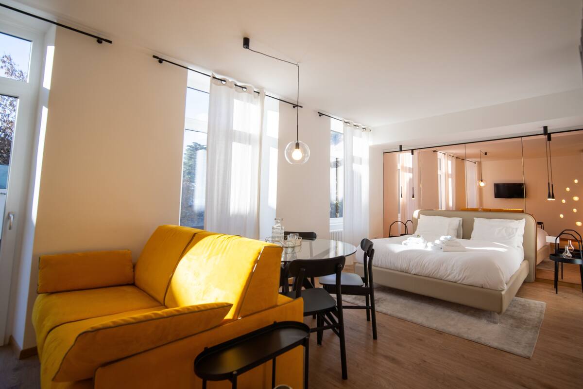 Room | 1 bedroom, minibar, individually decorated, individually furnished
