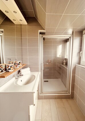 Dusche, Haartrockner, Handtücher, Seife